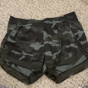 Athleta Mesh Racer Shorts 4" Green Camo